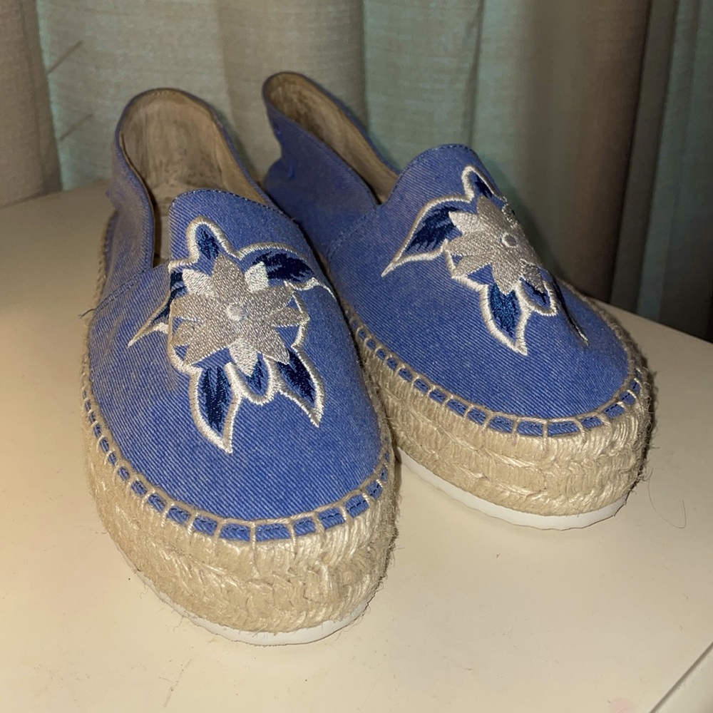 Size 6 (6.5 with no socks) Pinapples and Love shoes. Barely used.